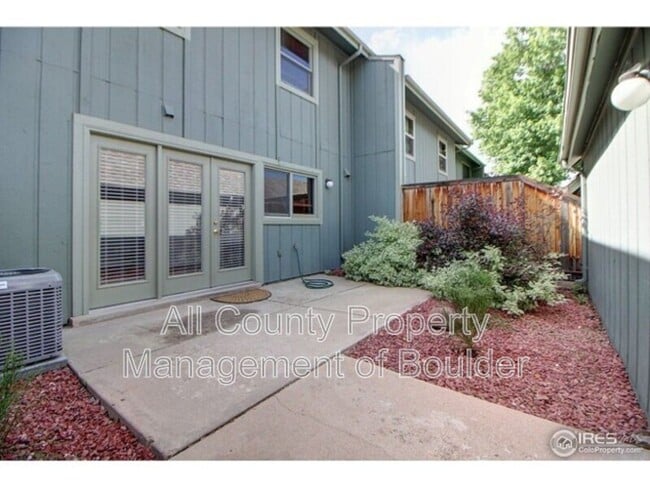 Building Photo - 14 Benthaven Pl