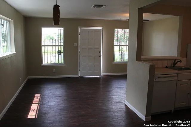 Foto del edificio - Cozy 1 Bed, 1 Bath Duplex A Block From Woodlawn Lake