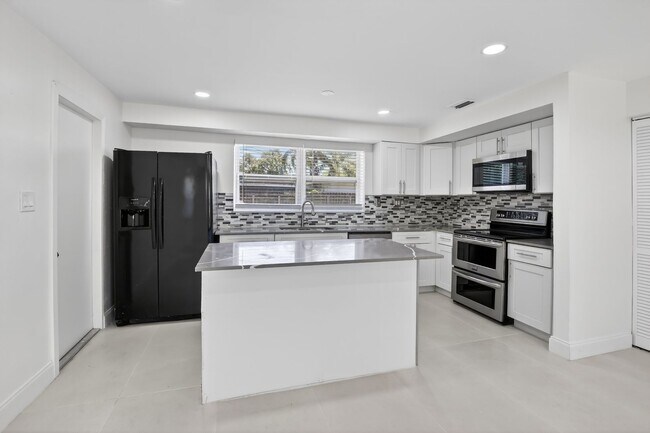 Foto del edificio - Renovated 3BR/2BA Corner Single-Family Home – Large Fenced Yard, NO HOA