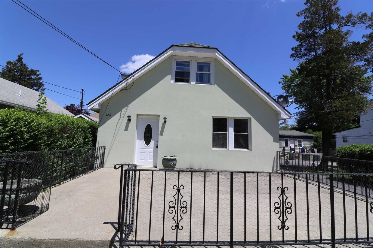 126 Catherine St Unit 1, Beacon, NY 12508 Room for Rent in Beacon, NY