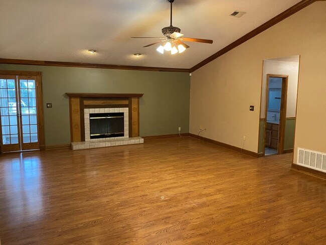 Foto del edificio - Four bedroom home with POOL!