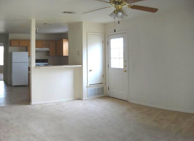 Foto del edificio - 4004 Doraine Ct, Unit D- 3BD, 2BA!