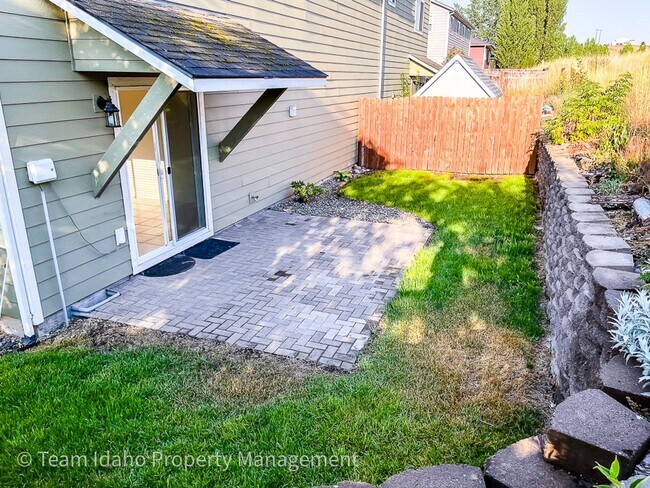 Building Photo - Beautiful 4 bedroom 3 bath townhouse w/att...