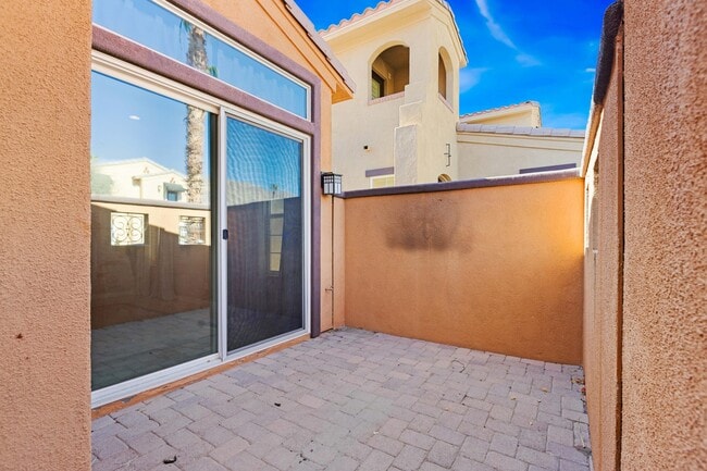 Foto del edificio - 52178 Rosewood Ln