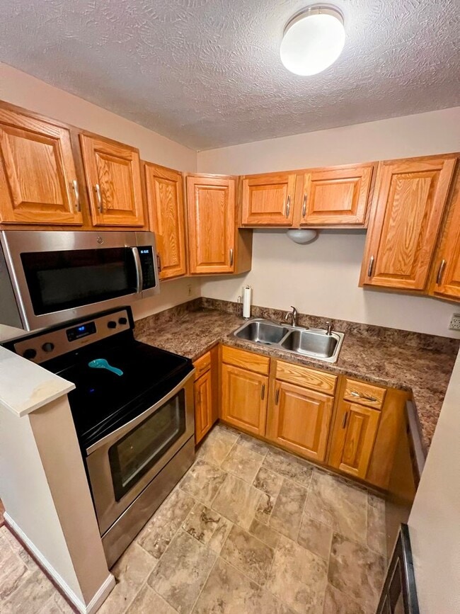 Building Photo - 3 Bedroom Townhome in Forest