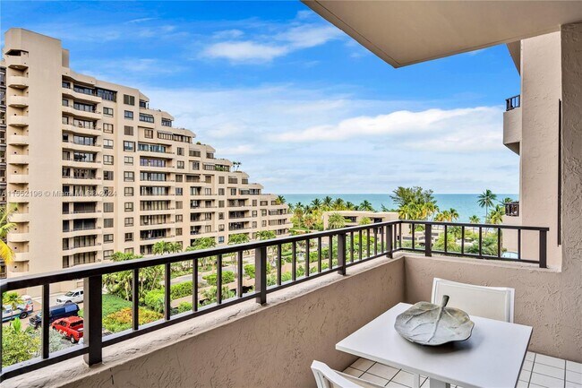 Foto del edificio - 201 Crandon Blvd