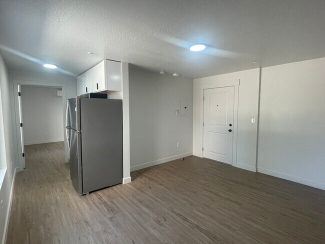 Building Photo - Remodeled One Bedroom!