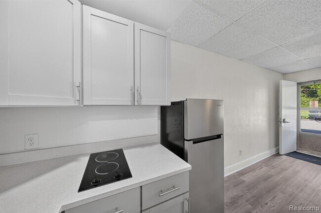 Building Photo - 16001 Dixie Hwy