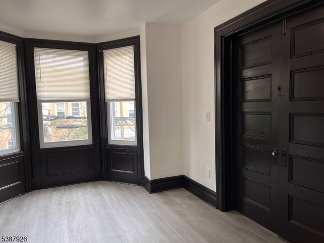 Building Photo - 162 Parker St