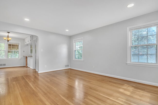 Building Photo - 5 bedroom, 2 bathroom home in the heart of...