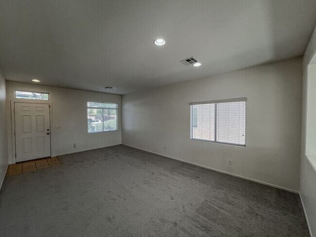 Foto del edificio - Charming Two-Story Home with Spacious Layout!