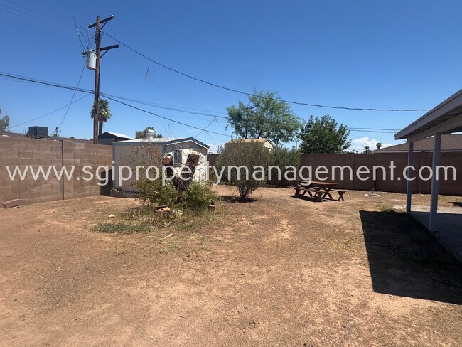 Foto del edificio - 2202 W Palmaire Ave