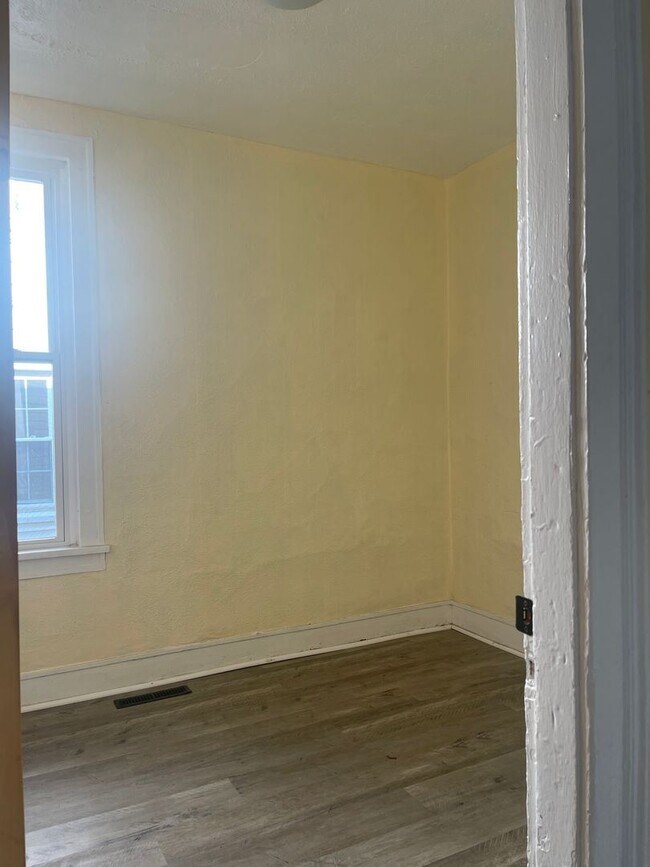 Building Photo - 3 br, 1 bath House - 636 East 25th