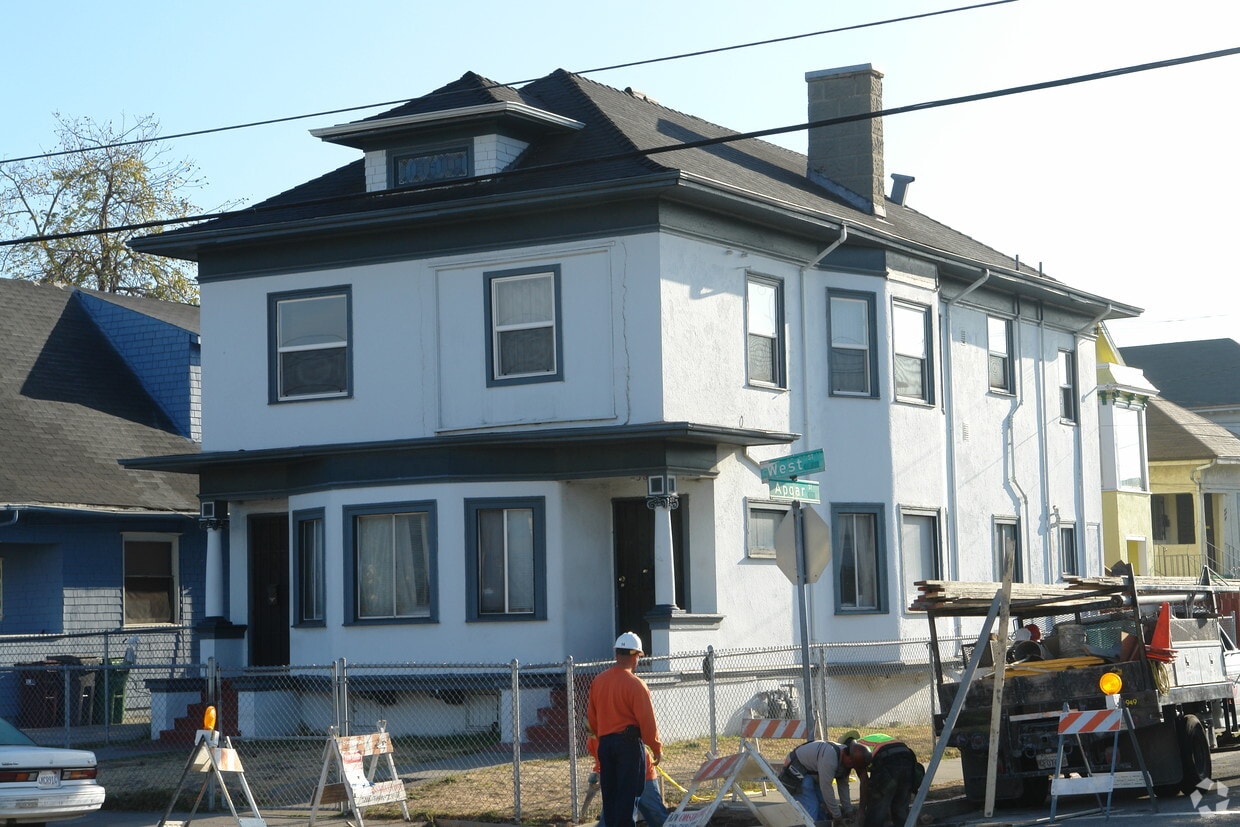 Primary Photo - 3850-3852 West St
