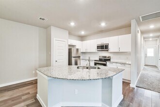 Building Photo - 9800 Grosbeak Ln
