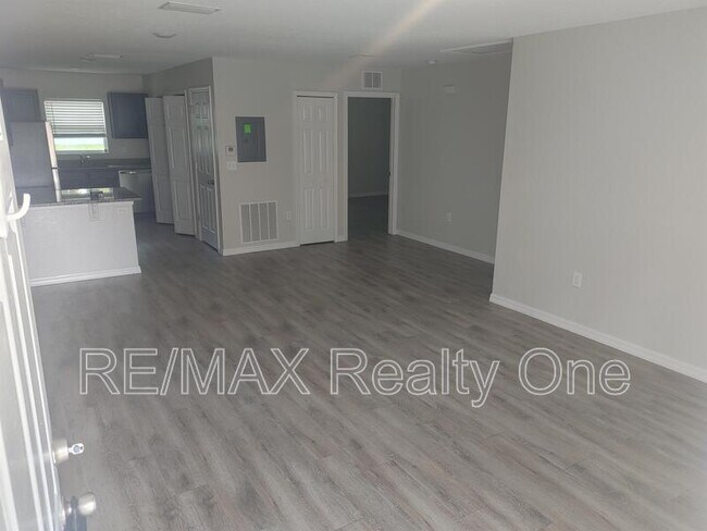 Foto del edificio - 9480 N Travis Dr