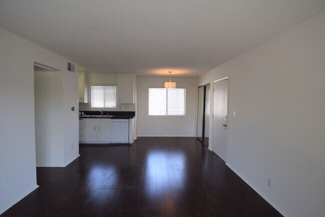 Foto del edificio - 5921 Whitsett Ave