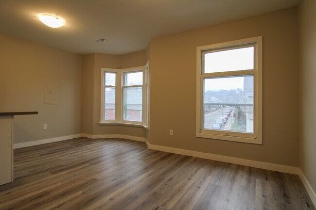 Building Photo - 633 Wilson St
