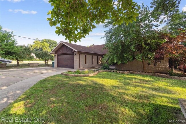 Building Photo - 23944 Fordson Dr