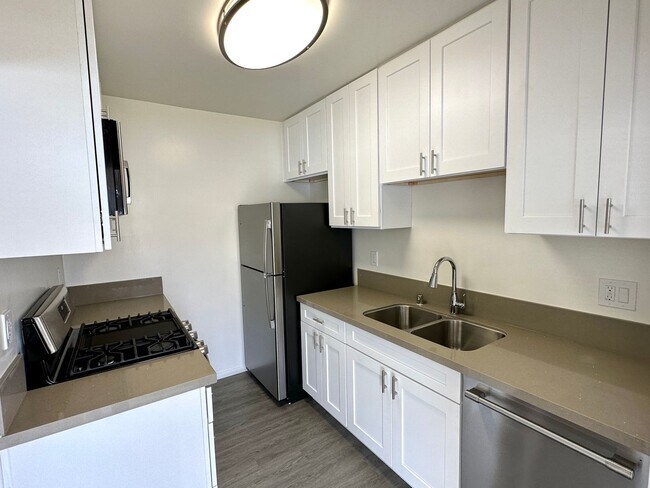Building Photo - Remodeled 3 Bedroom 1 Bath House Located O...