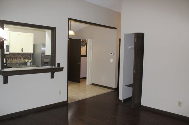 Building Photo - 2 bed 2 bath condo