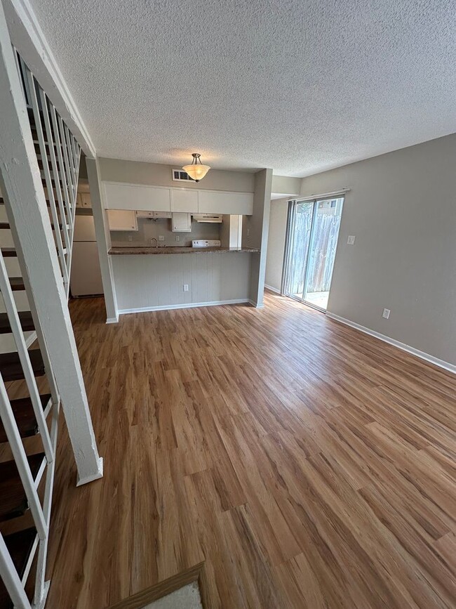 Building Photo - 1BD/1BA Townhouse located on the Germantow...