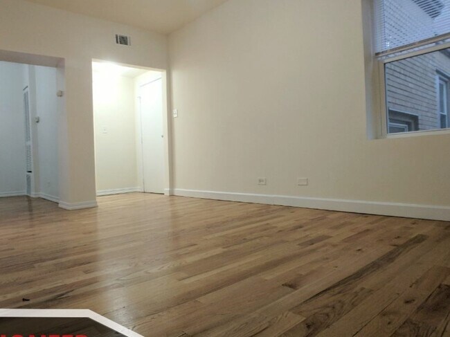 Foto del edificio - 2349 N Drake Ave