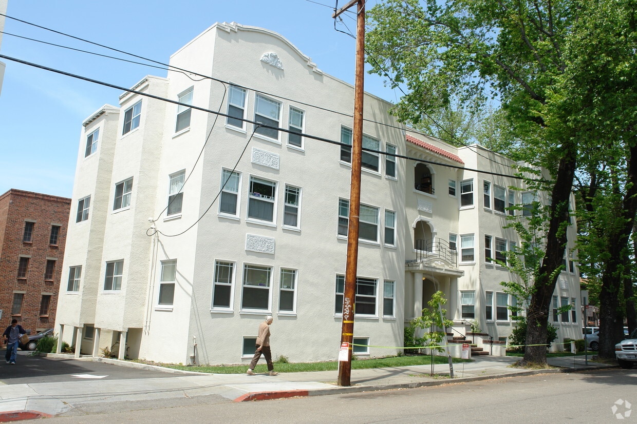 Building Photo - 2500 Benvenue Ave