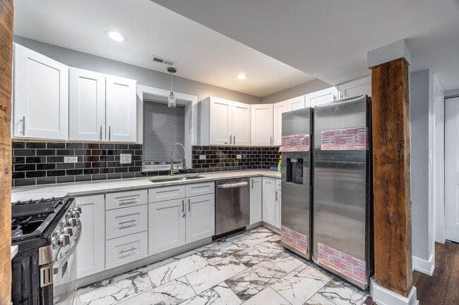 Building Photo - 3328 W Congress Pky