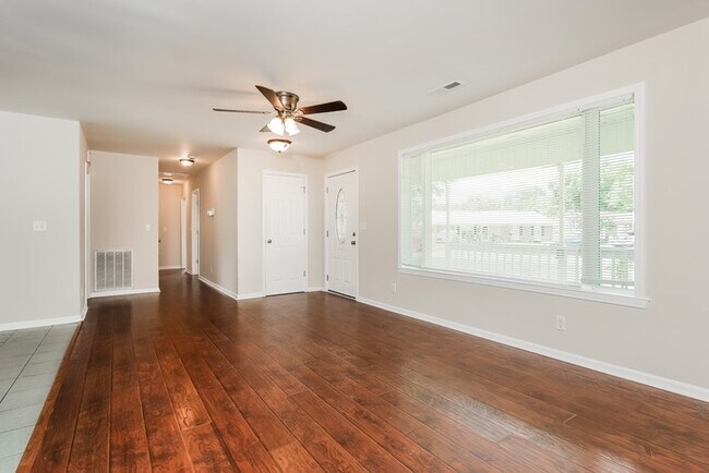 Building Photo - Beautiful Ranch-Style Home with Fenced Yard!