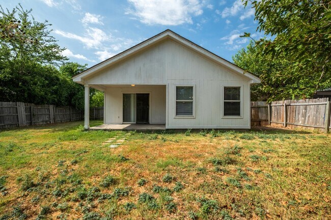 Foto del edificio - 3 Bedroom, 2 Bath Home on a Shady Lot in H...
