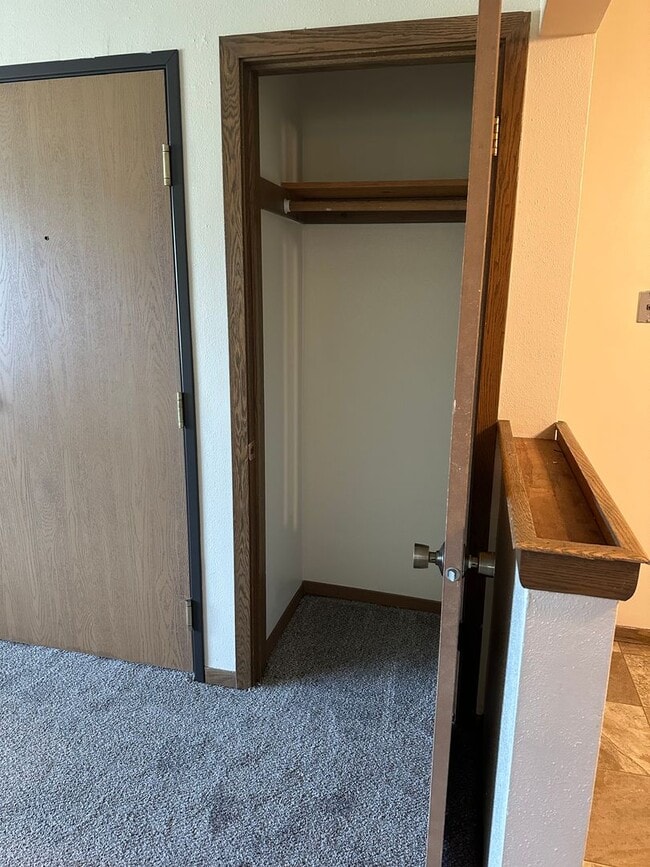 Building Photo - Forestview 2 Bedroom Upper Apartment