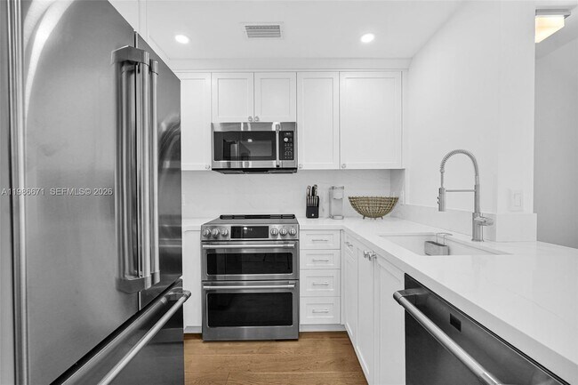 Building Photo - 2107 SE 10th Ave