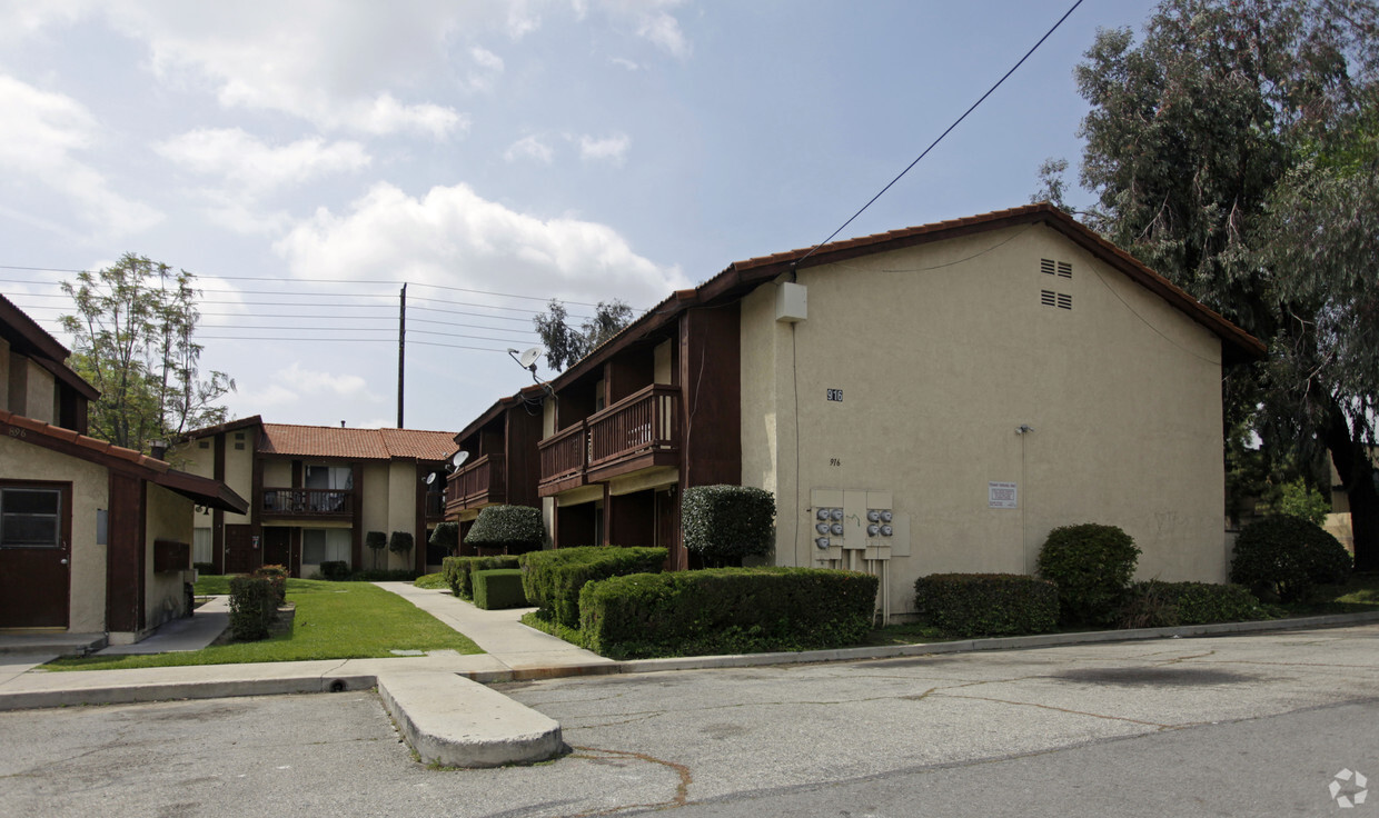 Primary Photo - 916 N Campus Ave