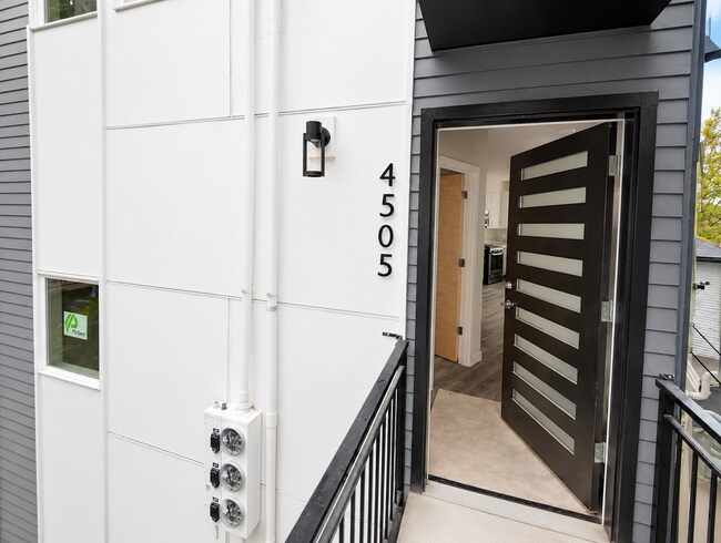 Foto del edificio - Modern West Seattle Townhome Across from Delridge Playfield