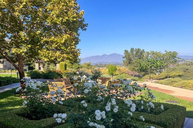 Foto del edificio - 2BR Townhome: Soaring Ceilings & Mountain Views