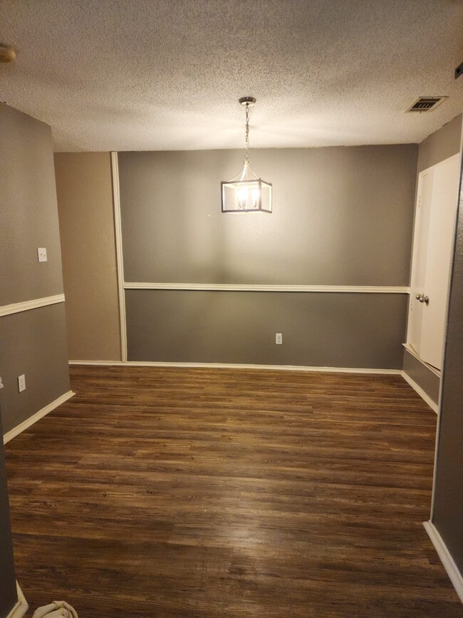 Building Photo - 400 Crowe Dr