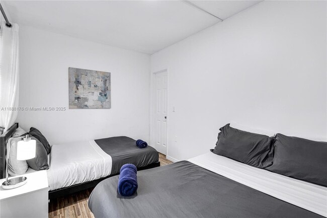 Building Photo - 977 SW 10th St