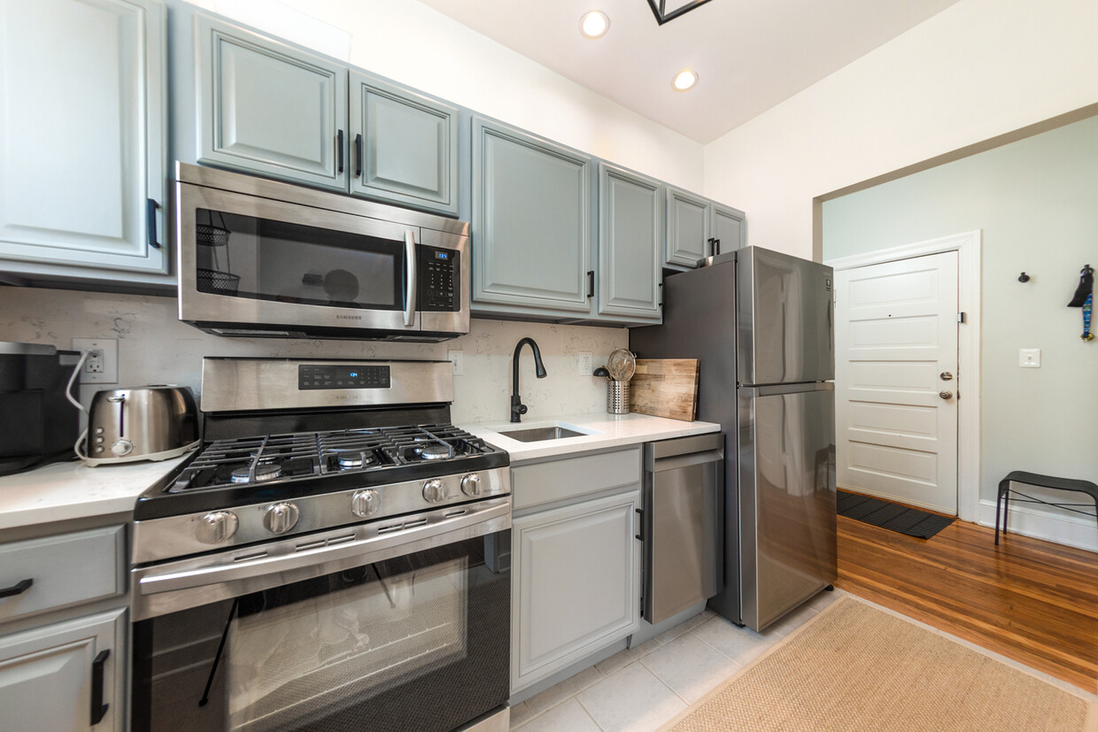 Foto principal - 1711 35th St NW