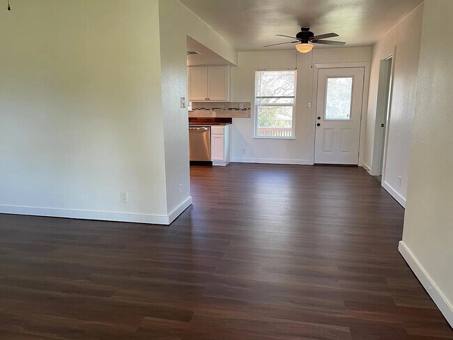 Building Photo - 2205 Magnolia Dr