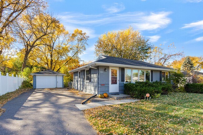 Foto del edificio - 5800 Moore Lake Dr W