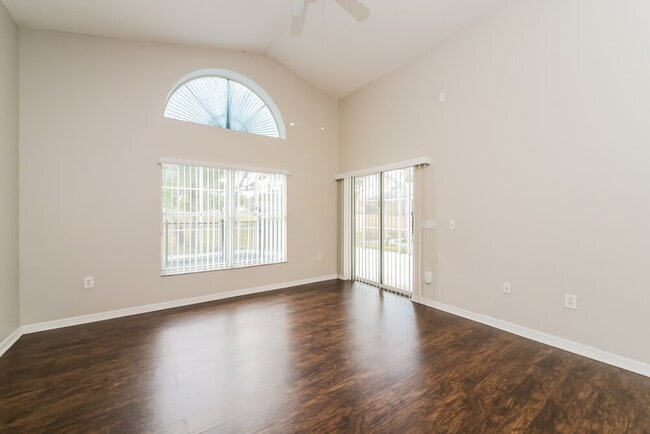 Building Photo - 671 Eagle Pointe S