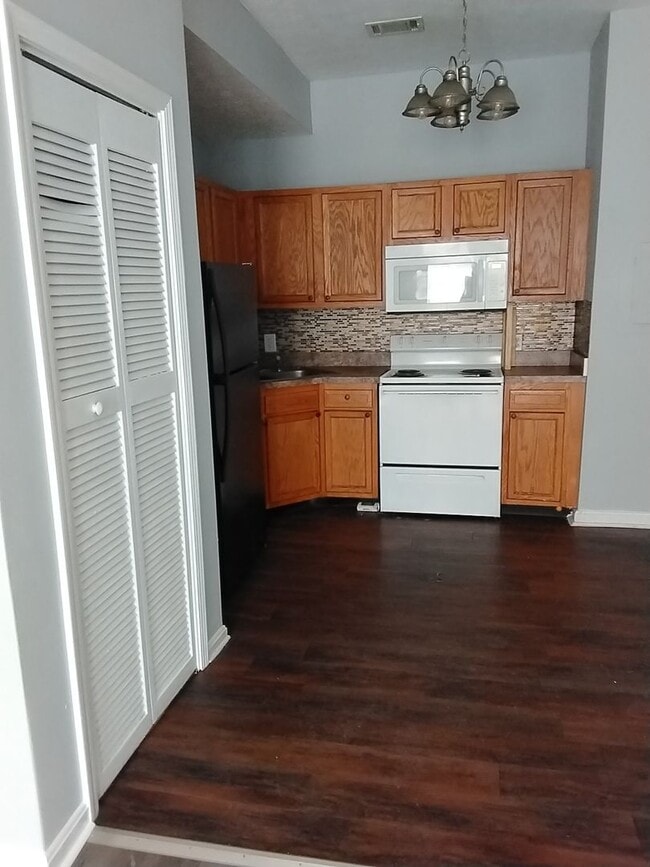 Building Photo - 215 W Hill St