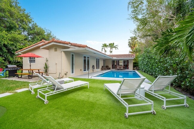 Building Photo - 2409 NE 22nd Ter