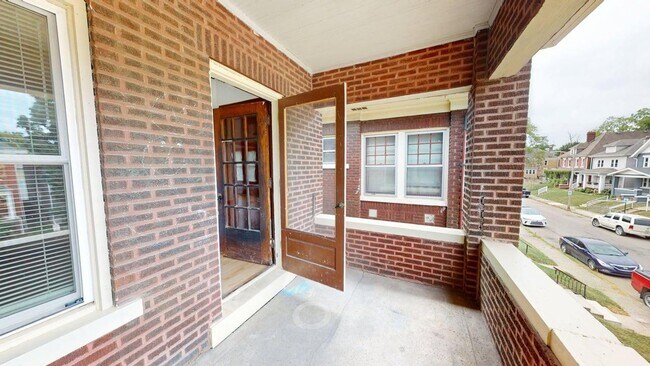 Building Photo - 978 1/2 Linwood Ave