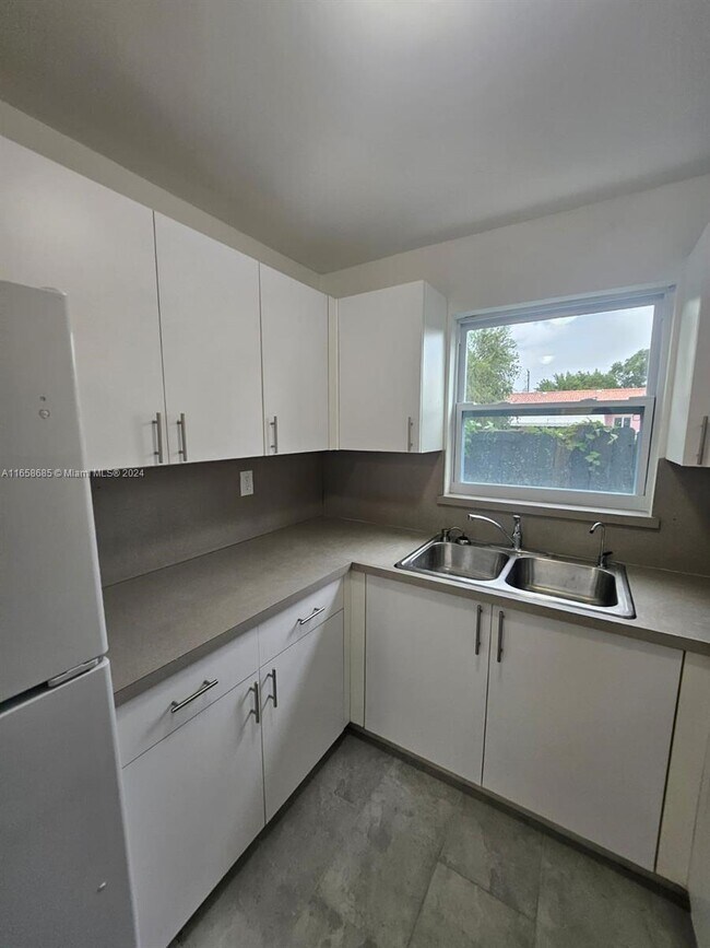 Building Photo - 2628 SW 29th Ave