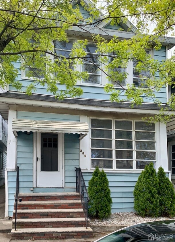 Primary Photo - 260 Henry St