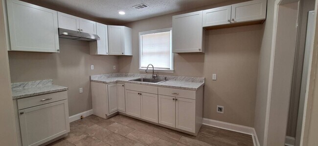 Foto del edificio - Beautifully Renovated 4 bedroom 3 bathroom...