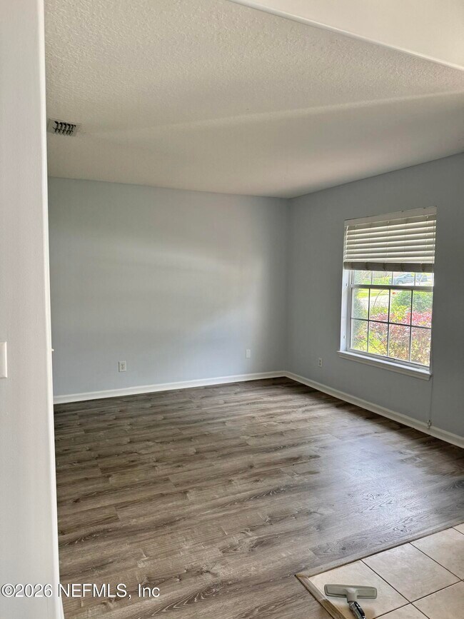 Foto del edificio - 12255 Lake Fern Dr E