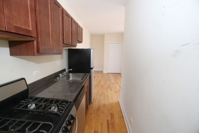 Building Photo - 952 W Cornelia Ave